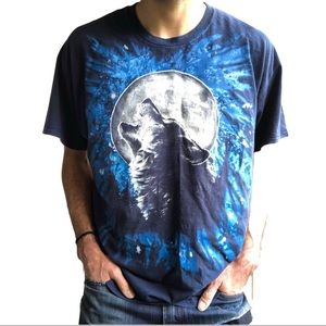 Wolf howling at the moon 🌙 tee
